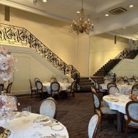 大階段ありの披露宴会場