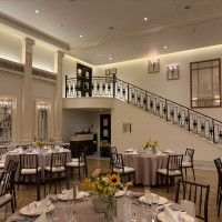 階段付きの披露宴会場