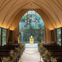 自然のあたたかみがあるチャペル