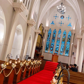 赤いバージンロードのチャペル