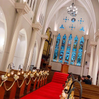 赤いバージンロードのチャペル