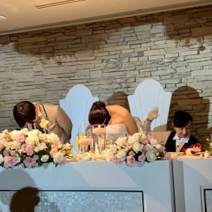 新郎新婦の席です。フラワーコーディネートも思い通りでした。|772691さんのセントパトリック・チャーチ/ロイヤルホールヨコハマの写真(2546647)