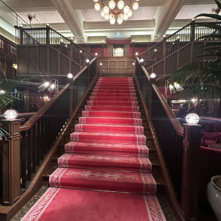 写真映えバッチリの赤基調の階段