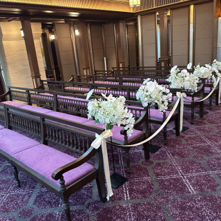 ステンドグラスが綺麗なチャペル。明るく、暖かい印象。