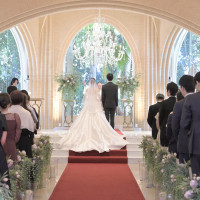 チャペルの赤い絨毯によって、ドレスが映えます。
