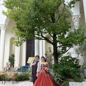 ガーデンの回廊には屋根があるため、雨でも問題ないそうです。|772744さんのベイサイドパーク迎賓館（千葉みなと）/テイクアンドギヴ・ニーズウェディングの写真(2546262)