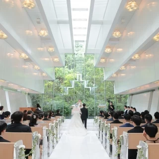 曇りでしたが、天井と奥の窓から自然光が入り明るい雰囲気でした