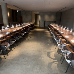 座席は長テーブルです。|772760さんのIWAI OMOTESANDO(イワイ オモテサンドウ)の写真(2546259)