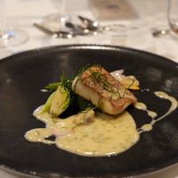 魚料理、魚はパリッフワッでソースも美味しい
