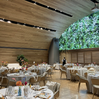 オシャレな曲線の天井と暖かみのある明るい雰囲気の披露宴会場