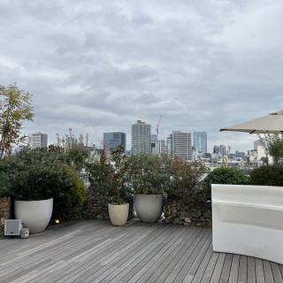 広々した景色の良いテラスで、近くに喫煙スペースがあります。