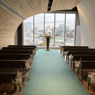 自然光が入るナチュラルな挙式会場