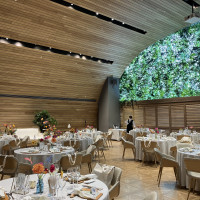 オシャレな曲線の天井と暖かみのある明るい雰囲気の披露宴会場