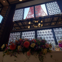 新郎新婦席。会場のメイン。式の主役は東京タワーを背に。
