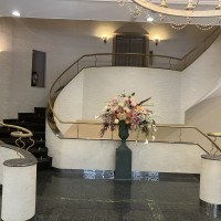 階段上がってエレベーターでチャペルに行く