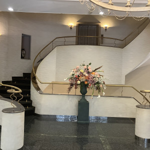 階段上がってエレベーターでチャペルに行く|772816さんのCasa Noble OSEIRYU(カーザノーブレオセイリュウ)の写真(2553686)