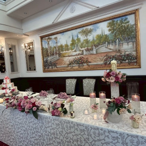 メインテーブル後ろに大きな絵があり華やかな印象です|772817さんのOSAKA St.BATH CHURCH(大阪セントバース教会)の写真(2547329)