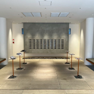 受付のロビーにギャラリー展示物とゲストに宛てた手紙があります