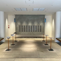 受付のロビーにギャラリー展示物とゲストに宛てた手紙があります