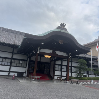 結婚式を挙げた方限定で撮影可能な車寄せ場所です。