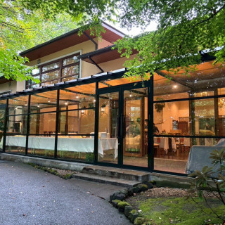 外の挙式からみた披露宴会場