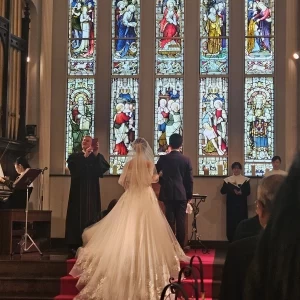 階段にドレスがかかり美しいです|772892さんのOSAKA St.BATH CHURCH(大阪セントバース教会)の写真(2546963)