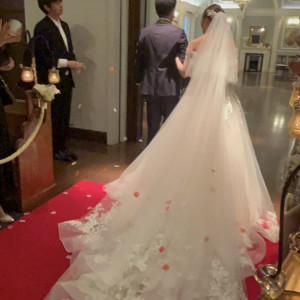 フラワーシャワーのお花がドレスについて綺麗|772892さんのOSAKA St.BATH CHURCH(大阪セントバース教会)の写真(2546967)