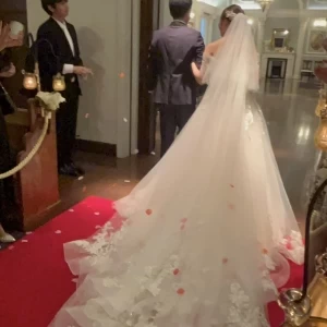 フラワーシャワーのお花がドレスについて綺麗|772892さんのOSAKA St.BATH CHURCH(大阪セントバース教会)の写真(2546967)