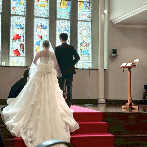 自然の光で色味の変わる素敵なステンドグラスのあるチャペル|772900さんのOSAKA St.BATH CHURCH(大阪セントバース教会)の写真(2546883)