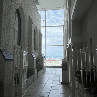 チャペル横の披露宴会場に向かう通路です