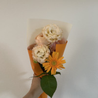 大階段を降りる時に花束を持たせてくれました