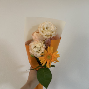 大階段を降りる時に花束を持たせてくれました|772914さんのベイサイド迎賓館（鹿児島）/テイクアンドギヴ・ニーズウェディングの写真(2546898)