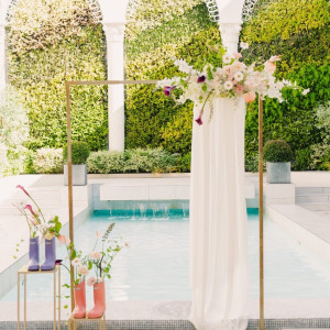 ガーデンに合うように花を飾ってもらった|772934さんの北山迎賓館/テイクアンドギヴ・ニーズウェディングの写真(2546977)