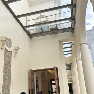 待ち合いロビーからチャペルまでの道です