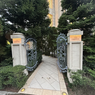 外の小さな門と小道です