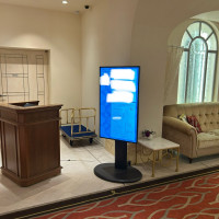 待ち合いロビーです（電光掲示板にその日の式予定が表示されて）