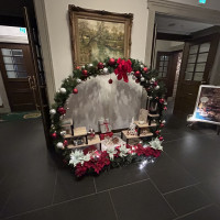 1階エレベーター前装飾です