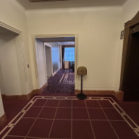 控室前廊下です