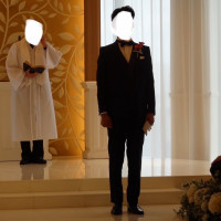 挙式会場、新郎と牧師です