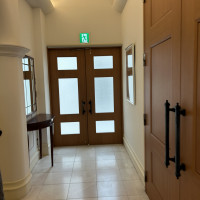 待ち合いロビーからチャペルまでの道です