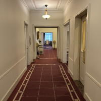 控室前廊下です