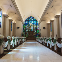 チャペルのバージンロード、ステンドグラスです