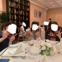 披露宴会場です。本棚があります。