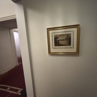 控室前廊下です