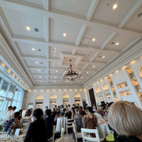天井が高く広々とした空間