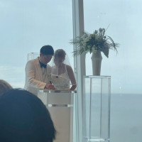 新郎新婦の後ろが海が広がってます