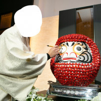 ウェディングケーキ 特注 新郎による目入れ