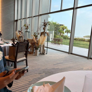 奥に綺麗なガーデンと海が広がります