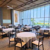 天井が高く、窓も大きいので解放感があります。