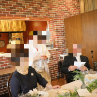 新郎の親族と談笑